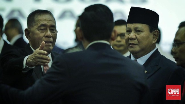 Setelah ikut salat jumat perdana di Kementerian Pertahanan, Menhan Prabowo membagikan sembako ke anak yatim dan dikerubungi warga yang ingin berswafoto.