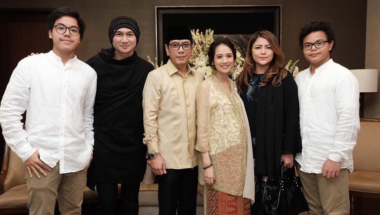 7 Potret Cantik Wina Natalia, Mantan Istri Wishnutama Tujuh potret cantik istri Anji eks Drive, Wina Natalia, yang curi perhatian usai ucapan selamatnya untuk mantan suaminya, Wishnutama.