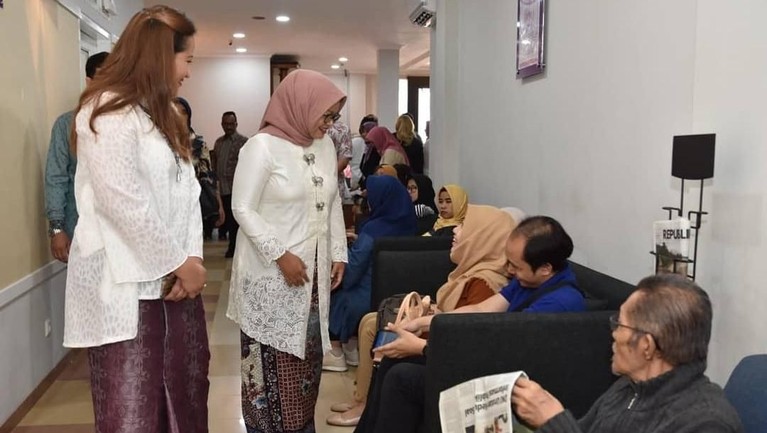 Selain Istri Nadiem, 6 Istri Pejabat Cantik dengan Kebaya Putih Bukan hanya istri Nadiem Makarim, Franka Franklin, enam istri pejabat ini juga tampil cantik dengan balutan kebaya putih. Ada siapa saja?