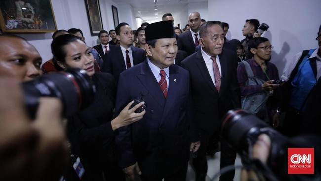 Menteri Pertahanan Prabowo Subianto hanya mengaku sudah berbicara soal tugas dengan Wakil Menteri Wahyu Sakti Trenggono usai pelantikan Jokowi.