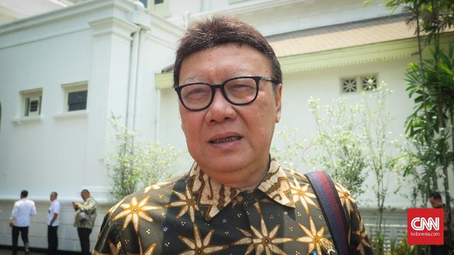 Wajibkan ASN Nyanyi Indonesia Raya, Tjahjo Tiru Sultan Yogya Menpan-RB Tjahjo Kumolo mengaku terinspirasi Sultan HB X terkait kewajiban bagi ASN untuk menyanyikan lagu Indonesia Raya.