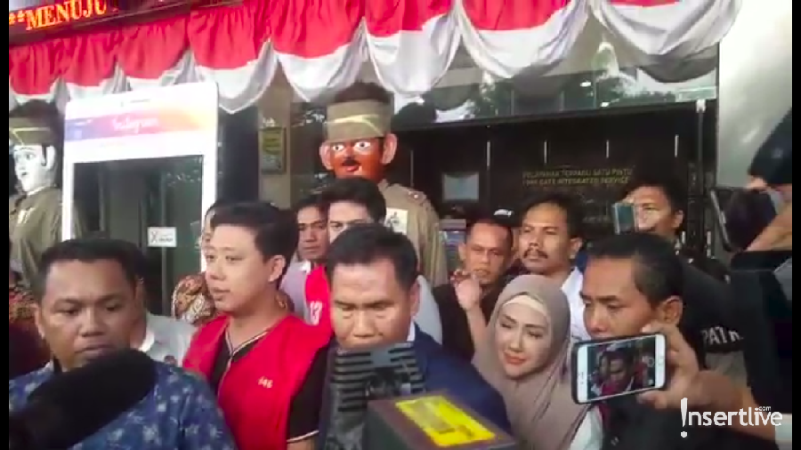 Walaupun berkas dilimpahkan melalui kejaksaan, tersangka ikan asin tetap ditahan di Polda Metro Jaya.