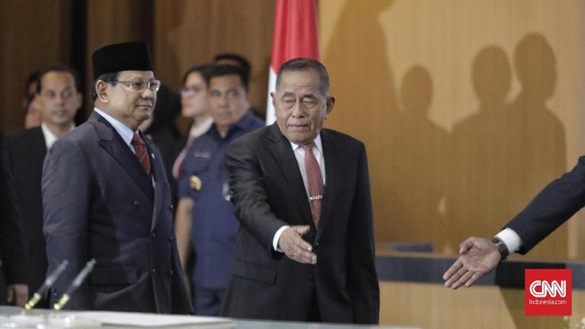 Mantan Menteri Pertahanan Ryamizard Ryacudu tak ingin dibandingkan dengan Menteri Pertahanan saat ini, Prabowo, soal pengadaan alutsista.