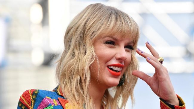 Taylor Swift mengumumkan dirinya akan menjadi salah satu penampil utama dalam festival musik Glastonbury 2020.