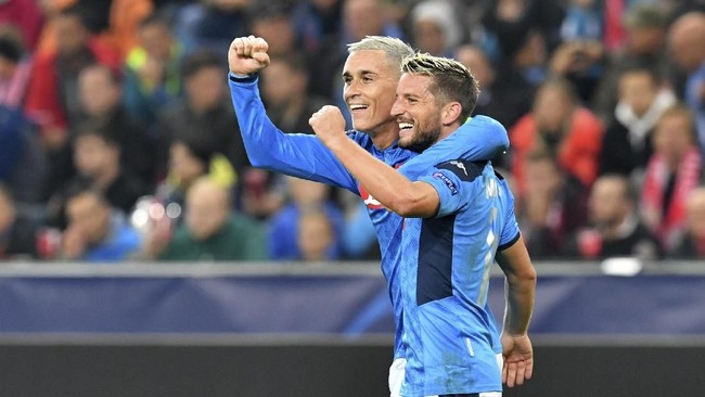 Striker Napoli Dries Mertens melewati rekor gol Diego Maradona bersama I Partenopei usai membobol gawang RB Salzburg di laga ketiga Grup E Liga Champions.