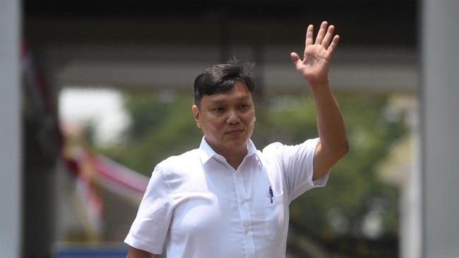 Partai Solidaritas Indonesia (PSI) mengonfirmasi Surya Tjandra masih menjadi kadernya meski dia mengaku mendukung Anies Baswedan maju sebagai Capres 2024.