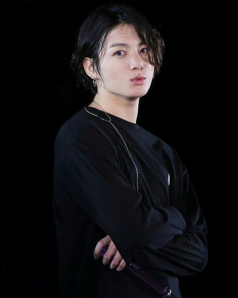 Member termuda, BTS, Jungkook menyebutkan bahwa tipe perempuan idealnya adalah wanita bertubuh sehat dan pintar. Selain itu, pacarnya kelak harus pintar bernyanyi dan masak. Dan beberapa kali, Jungkook mengakui bahwa penyanyi IU adalah tipe wanita idealnya. Sudah menjadi rahasia umum bahwa Jungkook mengagumi IU.