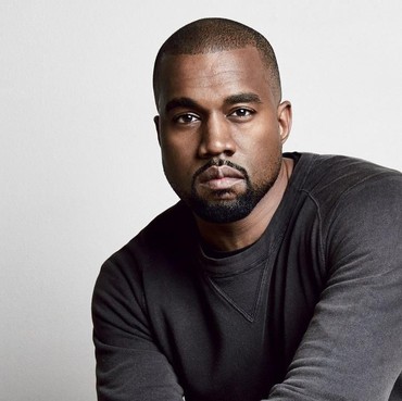 Bikin Heboh Lagi, Kanye West Kencingi Piala Grammy