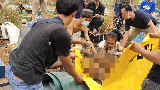 Polisi menemukan jenazah korban masih dalam kondisi mengenakan pakaian dan jilbab terakhir yang dikenakan korban. Korban terkubur dalam coran semen.