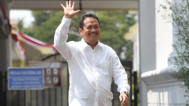 Menteri KKP Sakti Wahyu Trenggono menyebut pembatasan BBM bersubsidi tidak dilakukan pada 17 Agustus, tapi dibatasi mulai 1 September 2024.