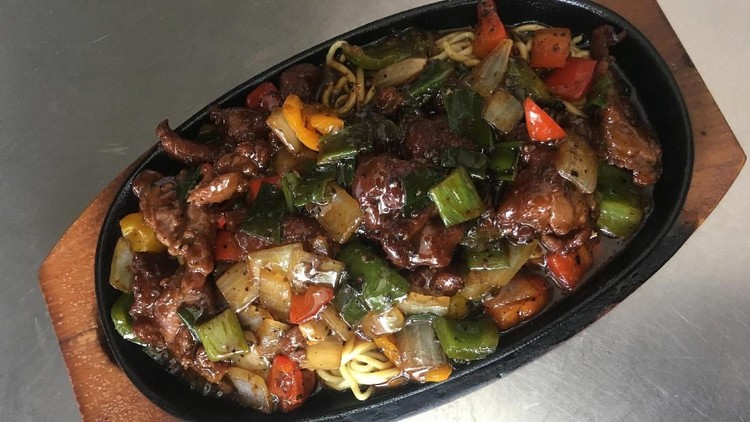 Ada menu apa di episode Bikin Laper kali ini? Mulai dari makanan Bukit Tinggi, bakmi, sate taichan, sampai makanan khas Manado.