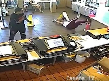 Lempar Makanan ke Wajah Manajer Restoran, Pelanggan Dilempar Blender
