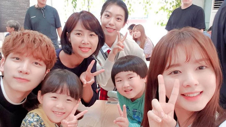 5 Foto Kedekatan Yannie Kim dengan Artis Top Korea yang Bikin Iri Yannie Kim adalah wanita Indonesia yang sering tampil di sejumlah drama Korea. Ia sering beradu akting dengan aktor dan aktris terkenal.