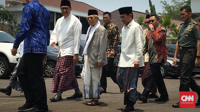 Para staf yang turut mengenakan sarung ini termasuk pemandangan baru di istana wapres. Biasanya mereka mengenakan celana panjang saat melaksanakan salat Jumat.