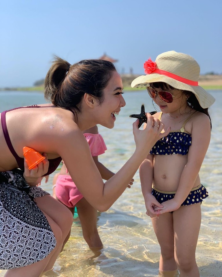 Pamer Body Mulus, Gisella Anastasia Buat Panas Dingin Gisella Anastasia selalu menjaga bentuk tubuhnya dengan berolahraga. Tak heran Gisel percaya diri untuk mengenakan busana sedikit terbuka.