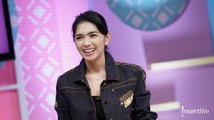 Angel Karamoy Trauma dengan Kegagalan Cinta Angel Karamoy masih betah menyandang status janda karena fokus urus anak dan karier.