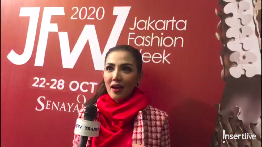 Pengalaman pertama Bella Shofie jadi desainer dan tampil di Jakarta Fashion Week.