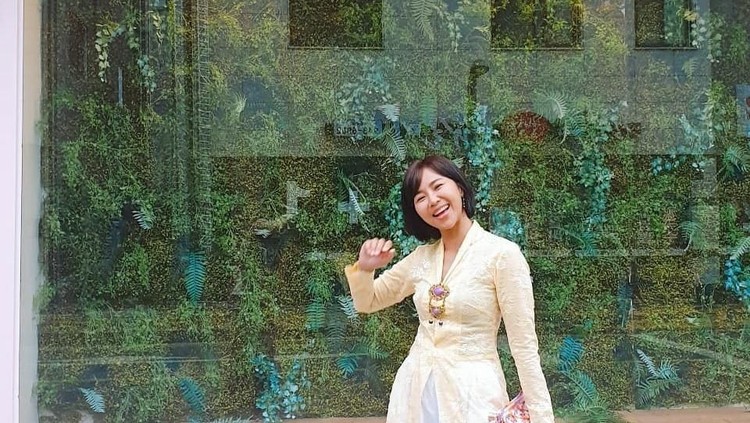 Yannie Kim beradu akting dengan sejumlah aktris dan aktor terkenal Korea, seperti Ha Ji Won dan Joo Won.