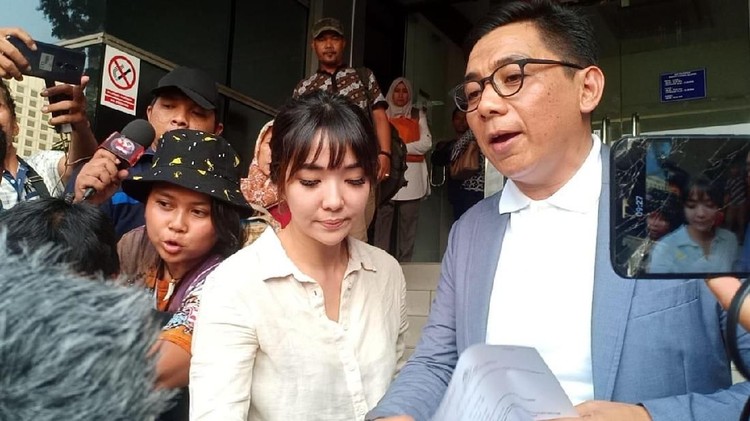 Polisi memeriksa Gisel terkait laporan video syur yang disebut-sebut diperankan olehnya.