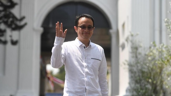 Tiga permintaan Jokowi itu adalah menyelesaikan perundingan perdagangan internasional, melibatkan pengusaha aktif ekspor, dan mengkaji mitra dagang strategis.