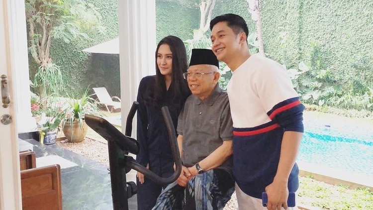 Adly Fairuz belakangan ini sering ajak calon istrinya, Angbeen Rishi bertemu sang kakek, Ma'ruf Amin. Ada yang dikagumi oleh Angbeen tentangnya.