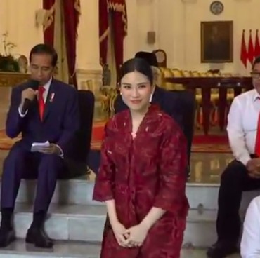 Berkebaya Merah, Cantiknya Angela Tanoesoedibjo di Pelantikan Wamen