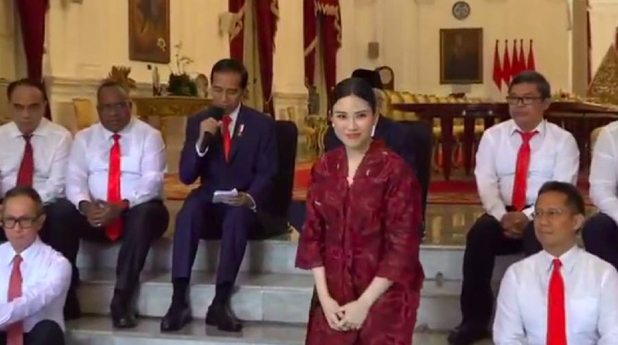Tampil beda dengan kebaya merah, begini cantiknya Angela Tanoesoedibjo.