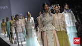 Toton sendiri lebih banyak bermain dengan bahan sheer dan warna-warna pastel serta kombinasi dengan obi. (CNN Indonesia/Bisma Septalisma)