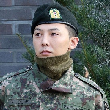 Resmi Selesaikan Wamil, G-Dragon Disambut Ribuan Penggemar