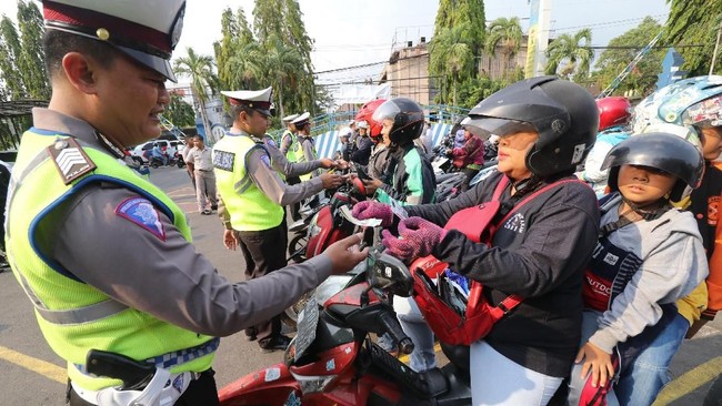 Tilang manual hanya untuk wilayah yang belum tersedia ETLE atau untuk penanganan pelanggaran yang memang membutuhkan kehadiran polisi.