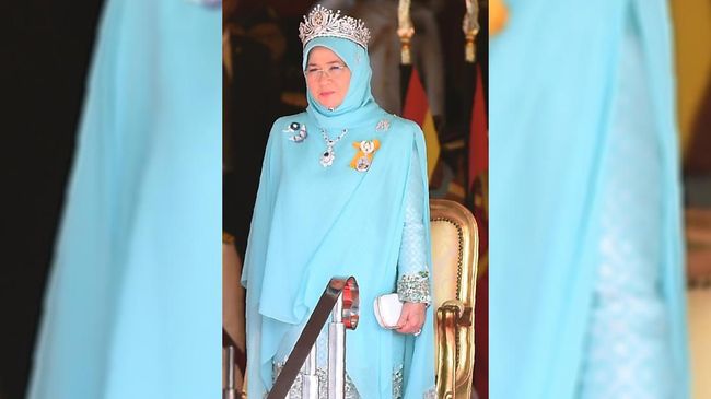 Permaisuri Malaysia, Tunku Azizah Aminah Maimunah Iskandariah, mengklaim PM Singapura Lee Hsien Loong adalah pelanggan sambal terasi buatannya.