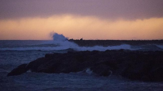 Kontes selancar (surfing) sering memakan tempat, sehingga warga lokal tak bisa mengakses pantainya.