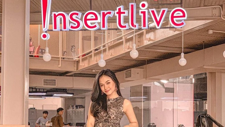 6 Pesona Tenny Amelia Putri, Si Cantik yang Baru di Hiburan Enam potret manis Tenny Amelia Putri, perempuan muda dan cantik yang baru merambah dunia hiburan.