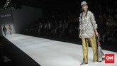Di gelaran JFW, tiga desainer Indonesia Fashion Forward, yaitu Peggy Hartanto, IKYK, dan Toton menghadirkan koleksi terbaru mereka. (CNN Indonesia/Bisma Septalisma)
