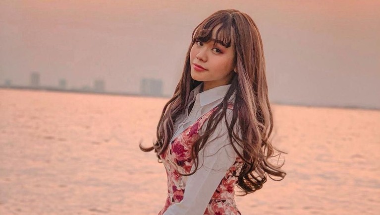 Enam potret manis Tenny Amelia Putri, perempuan muda dan cantik yang baru merambah dunia hiburan.