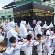 Sering Dilakukan Anak TK, Ternyata Ini 3 Manfaat Mengajarkan Anak-anak Ikut Manasik Haji Sejak Usia Dini