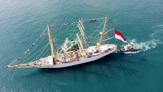 KRI Bima Suci menjadi tujuan wisata masyarakat saat bersandar di Bali sebelum bertolak ke Darwin, Australia.