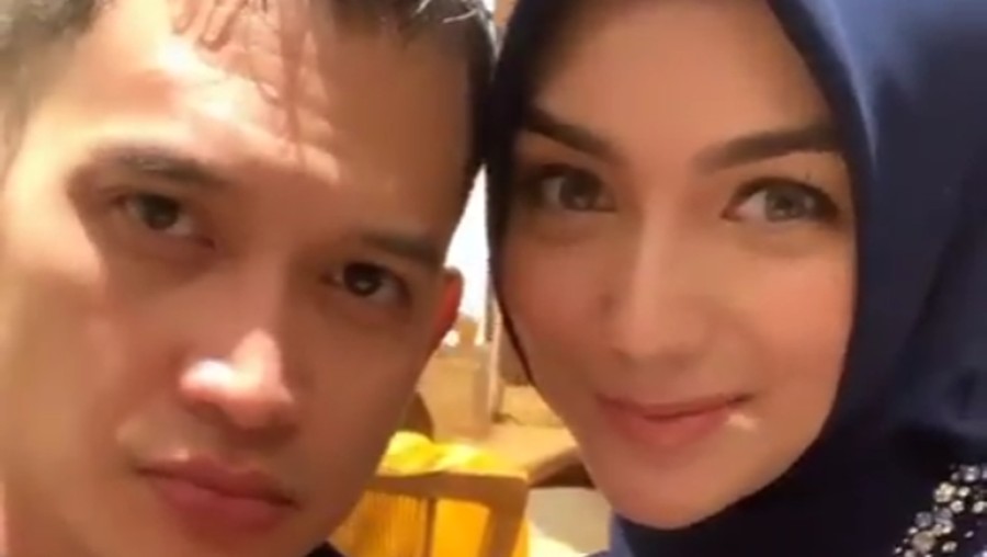 Siap ke Pelaminan, Rezky Adhitya Resmi Lamar Citra Kirana Rezky Adhitya resmi melamar Citra Kirana pada Sabtu (26/10).