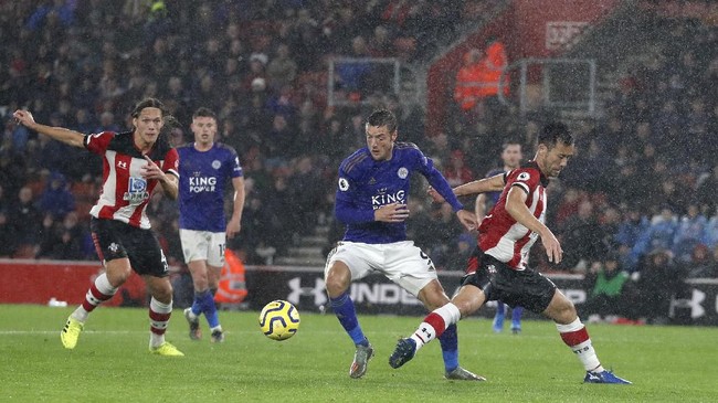 Duel Leicester vs Arsenal menjadi salah satu pertandingan Liga Inggris yang akan disiarkan langsung pada Sabtu (9/11) atau Minggu (10/11) dini hari WIB.