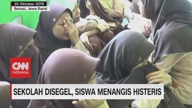 VIDEO: Sekolah Disegel, Siswa Menangis Histeris