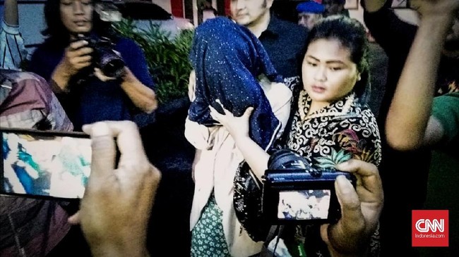 Pria pengguna prostitusi finalis putri pariwisata Indonesia sampai saat ini masih belum juga jelas.