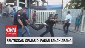 VIDEO: Bentrokan Ormas di Tanah Abang, 2 Korban Luka Bacok