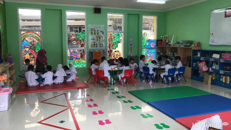 Banyak yang bilang, metode montessori efektif untuk pembelajaran anak. Bagaimana kalau metode ini digabung dengan ajaran agama Islam?