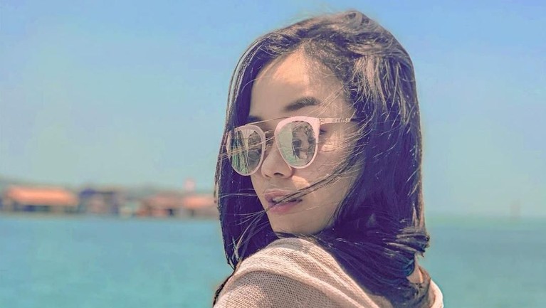 Enam potret manis Tenny Amelia Putri, perempuan muda dan cantik yang baru merambah dunia hiburan.