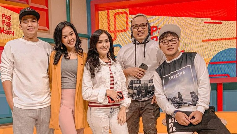 Enam potret manis Tenny Amelia Putri, perempuan muda dan cantik yang baru merambah dunia hiburan.