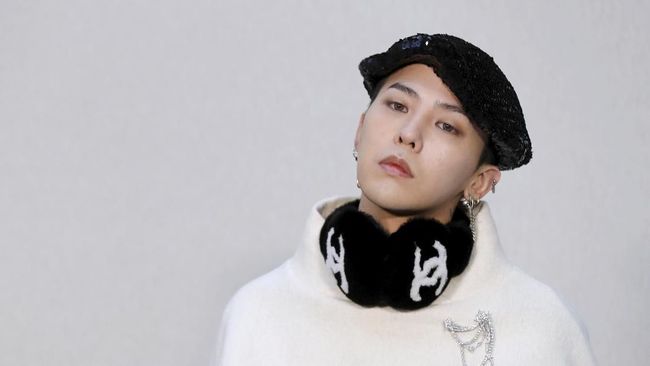 Usai rampung menjalankan wajib militer, pentolan boyband BIGBANG, G-Dragon, langsung bertemu dengan sahabatnya, Goo Ha-ra, yang merupakan mantan personel Kara.