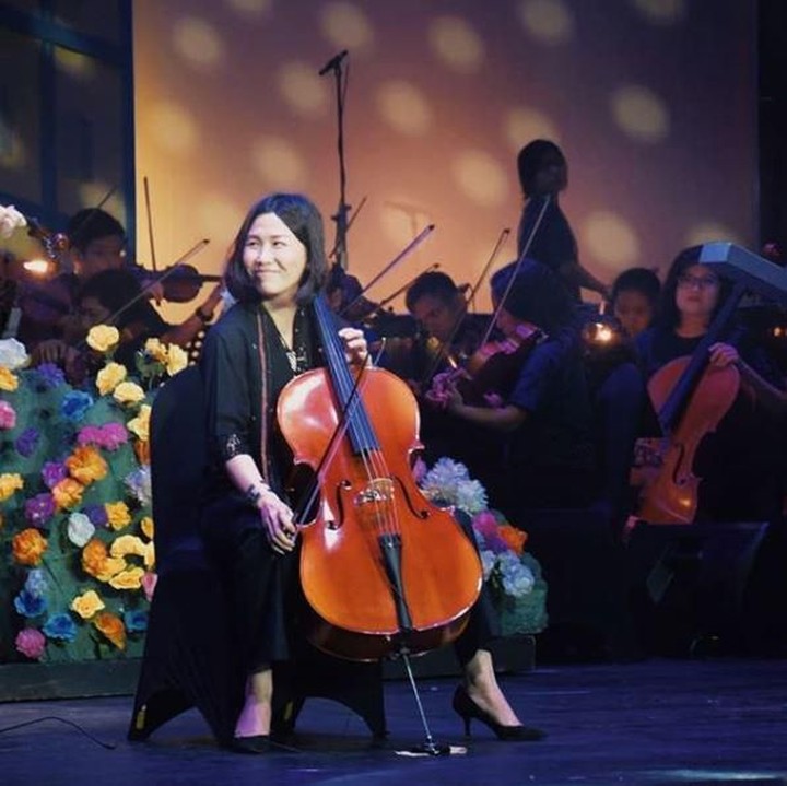 <p>Bermain Cello di pagelaran <em>Aku Anak Rusun</em>, Veronica Tan menggunakan pakaian yang sederhana. Baju dan celana yang serba hitam membuat penampilan Veronica nampak elegan. (Foto: Instagram @veronicatan_official)</p>