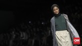 Berbeda dengan kedua rekannya, Putri dari IKYK yang memang berfokus pada busana modest memilih koleksi yang terinspirasi dari Afrika. (CNN Indonesia/Bisma Septalisma)