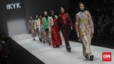 IKYK banyak bermain dengan padu padan warna dalam satu outfit dengan tambahan detail pleats, oversize, dan animal prints. (CNN Indonesia/Bisma Septalisma)
