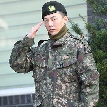 G-Dragon Berlari Turuni Tangga demi Bertemu 1 Penggemar Ini